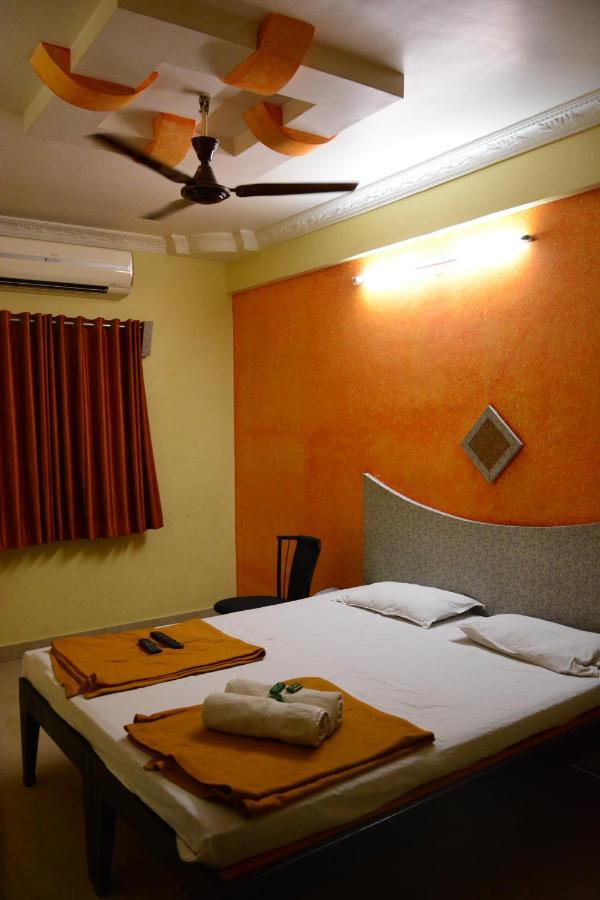 Hotel Sai Vishwa シルディ エクステリア 写真